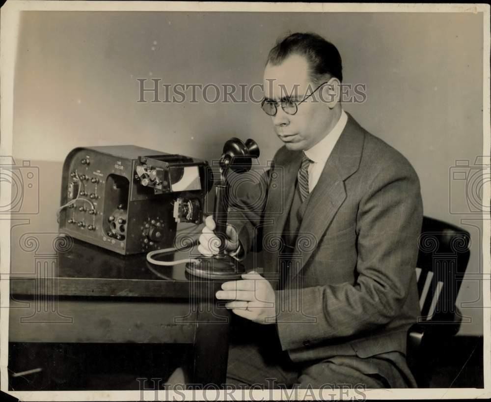 Foto de prensa 1926 J.W. Legg inventor del fonoscopio en el escritorio en Nueva York
