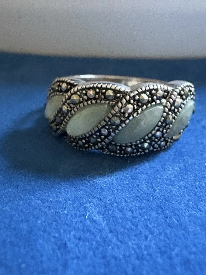 Anillo vintage de jade verde y marcasita talla 5 K16/ nuevo en caja de Avon de plata esterlina talla 5 Foto 2 de 4