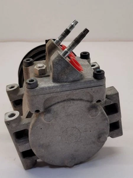 Компрессор переменного тока для кондиционера Ford Fiesta 2011-2013 годов выпуска - Изображение 2 из 4