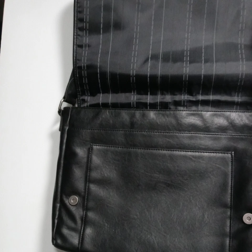 Kenneth Cole® Reaction ComputerMessenger Bag, negro usado  Foto 2 de 4
