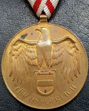 ?9838? Austrian WW1 War Commemorative Medal With Swords for non combatants award