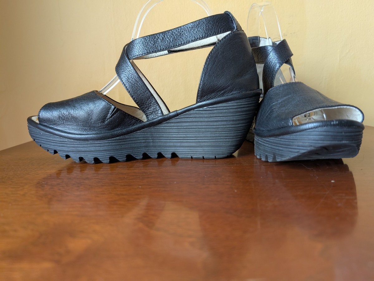 NWOB FLY London Yosi Blk Leather Platform Wedge Sandals Shoes Wmn