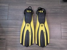 Used Mares Avanti Super-Channel Open Heel Fin w/Bungee Strap. Size Regular