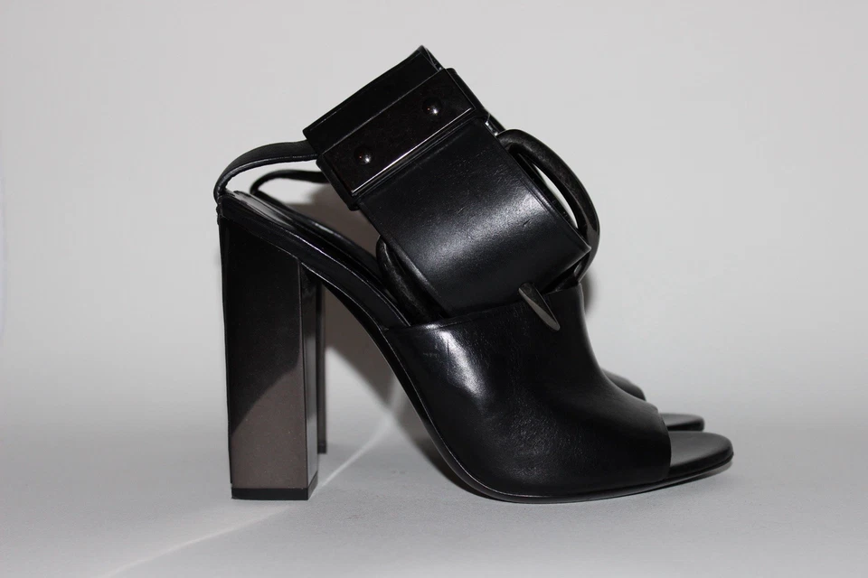 Tacones Tom Ford con hebilla grande correa en el tobillo de cuero negro. Talla 39,5 Foto 2 de 4