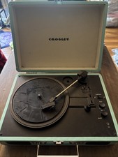 CROSLEY CRUISER DELUXE 3-SPEED PORTABLE BLUETOOTH RECORD PLAYER READ