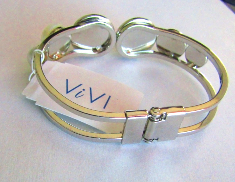 VIVI 珠宝珍珠白铰链手链镀银白色珐琅全新带标签 34 美元 — 第 2/4 张图片