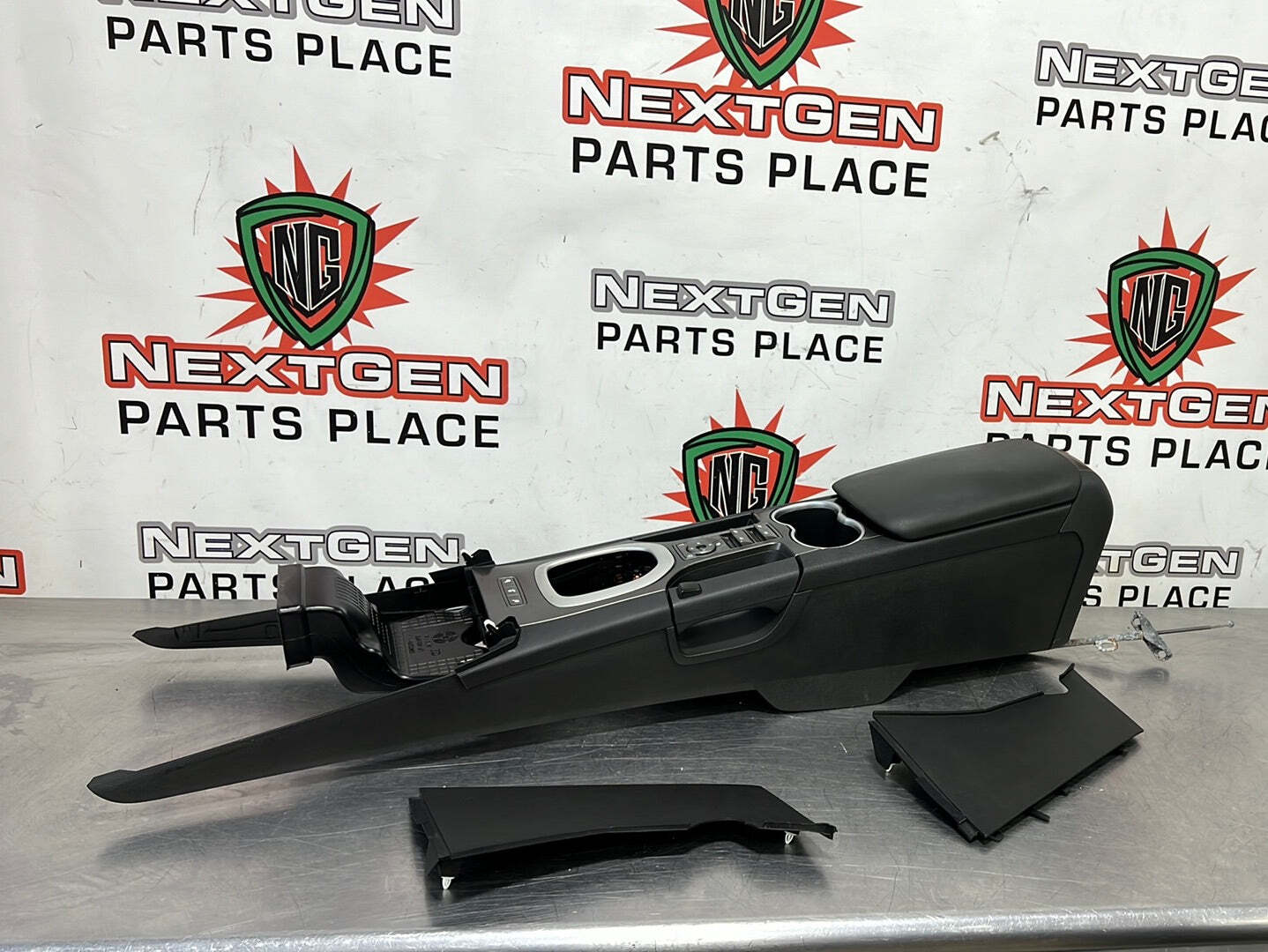 0809 PONTIAC G8 CENTER CONSOLE COMPLETE WITH LID AND SHIFT BEZEL OEM