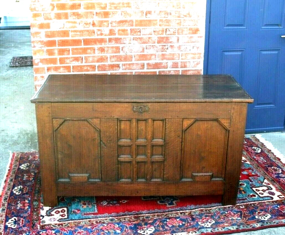 Baúl renacentista francés antiguo de roble oscuro | Cofre con panel tallado de almacenamiento Foto 4 de 4