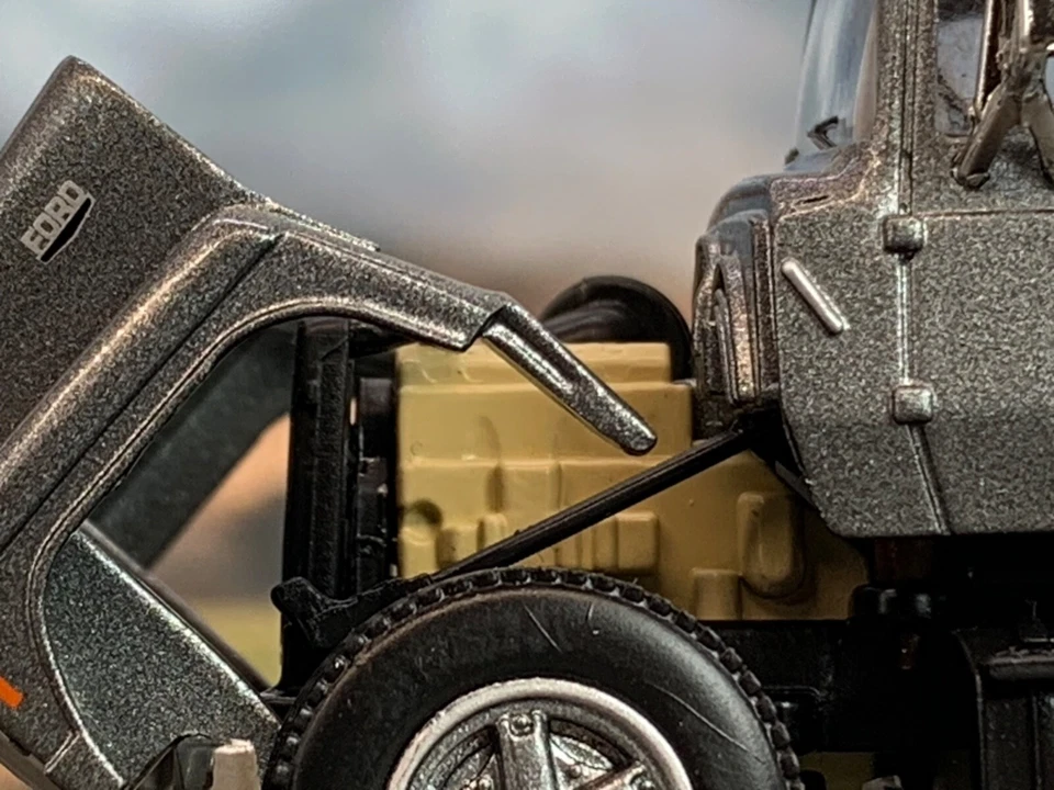 1/64 DCP GUN METAL GRAY FORD LN 9000 DAY CAB - Image 3 of 4