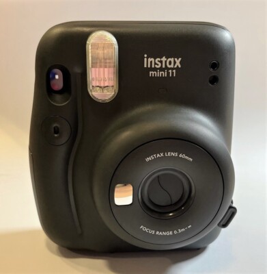 Fujifilm Instax Mini 11 Sofortbildkamera Charcoal-Gray mit Selfielinse 