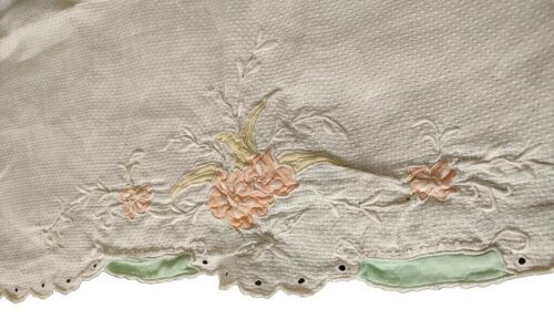 Vintage Hand Embroidered Scalloped Edge TextureTable Runner Dresser Scarf Floral - Picture 1 of 13