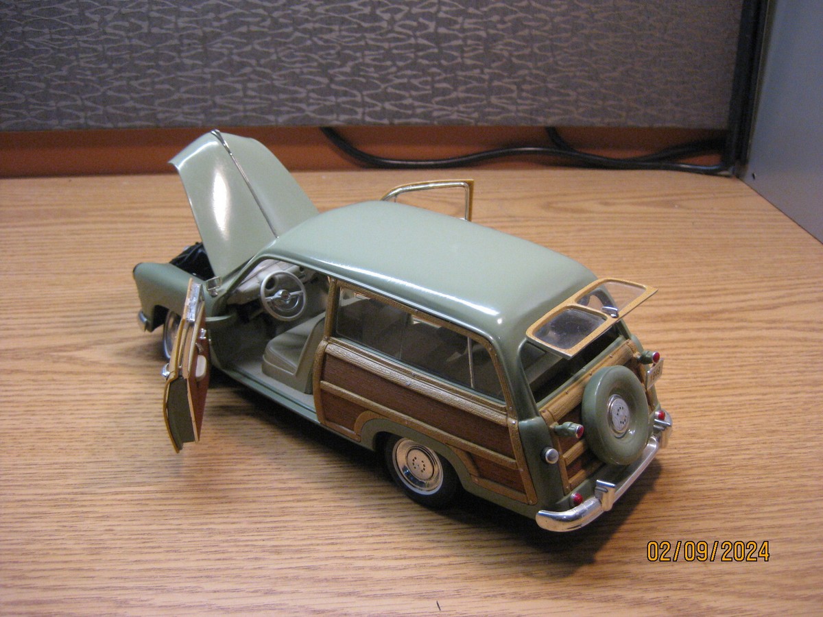 MCC/'49 Fordフォード Woodyウッディ 1/18 1949 Ford Woody Wagon, Olive Green/Wood Trim 1:18 Diecast