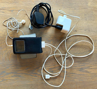 Apple iPod 3rd Gen 15GB White Media Player w/ Case Earphones & Charger bundle