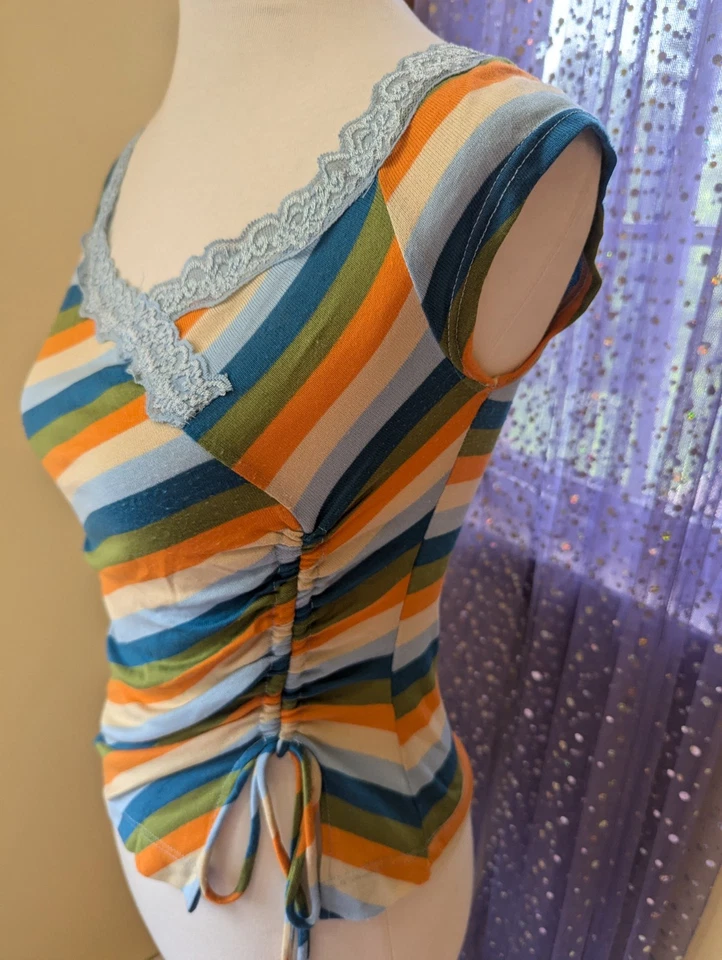 Blusa Vintage Y2K Hot Kiss EUA Laranja Verde Azul Listrada Renda Ruched Tamanho P/M - Imagem 3 de 4