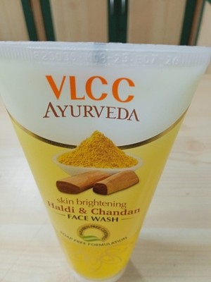 VLCC Ayurveda Hautaufhellende Haldi- und Chandan-Gesichtswäsche 100 ml