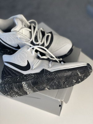 Nike Kyrie 5 GS Cookies And Cream Oreo size Youth 5.5