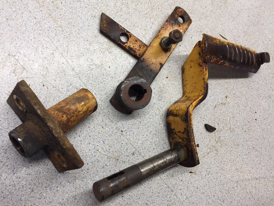 Pedal de freno y montaje Allis Chalmers Simplicity B10 Foto 2 de 2