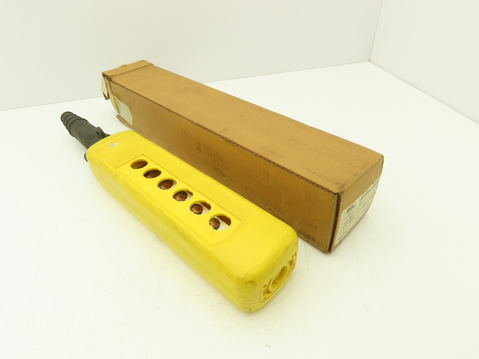 Telemecanique XAC-A06 6-Station Pushbutton Control Pendant Enclosure Empty 500V