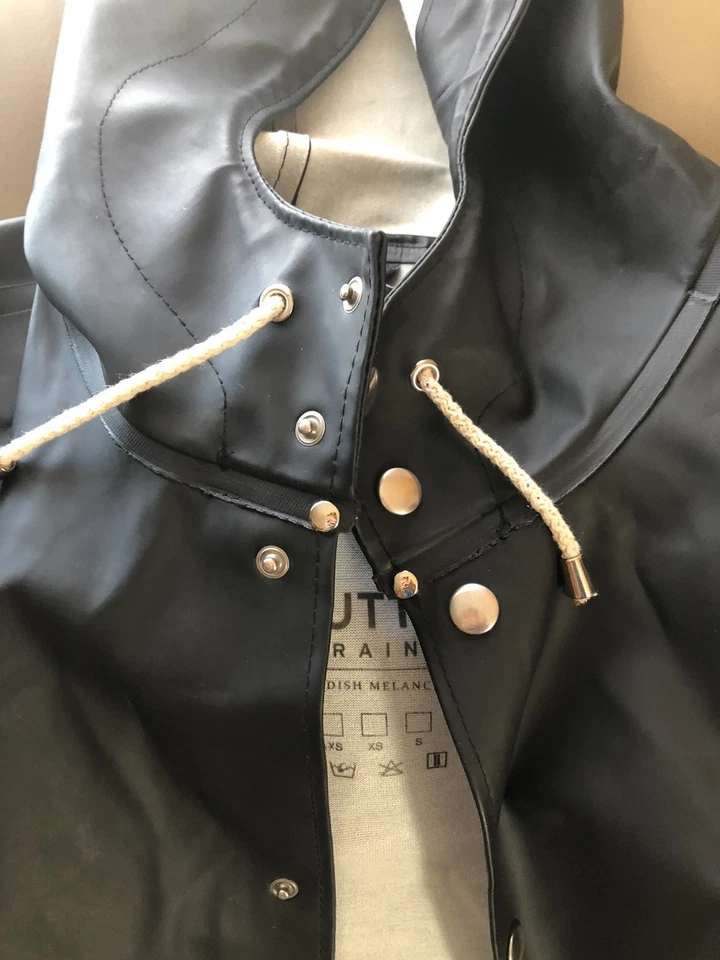 Impermeable negro para mujer Stutterheim talla L Foto 3 de 4