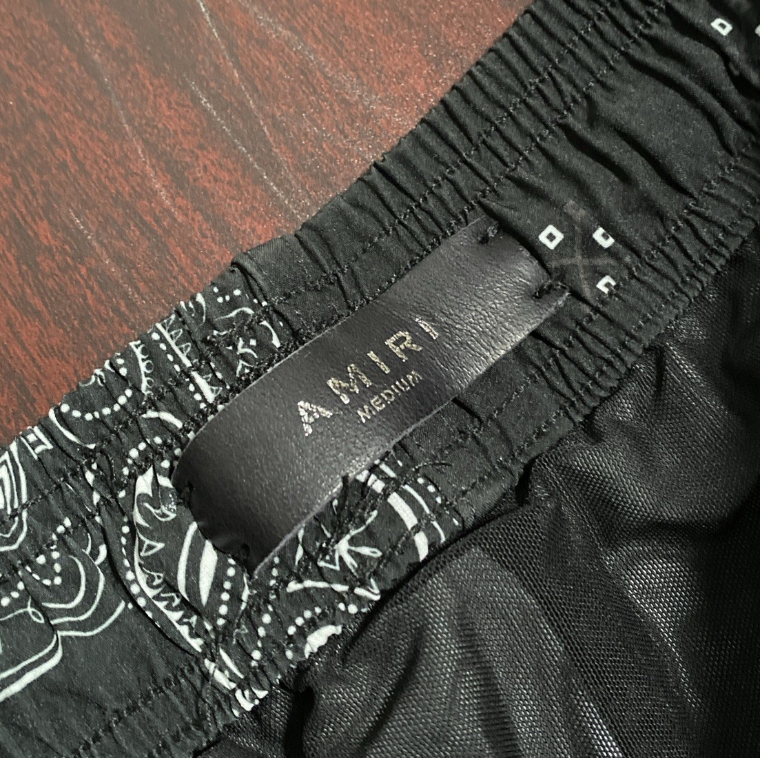 o　AMIRI スイムパンツ ペイズリー ブラック AMIRI Bandana Swim Shorts Mens Black White Paisley Print Luxury