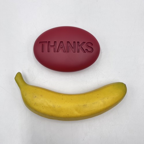 MOMA "Thanks" Alan McCollum Visible Marker 2019 ROT Skulptur Oval Briefbeschwerer