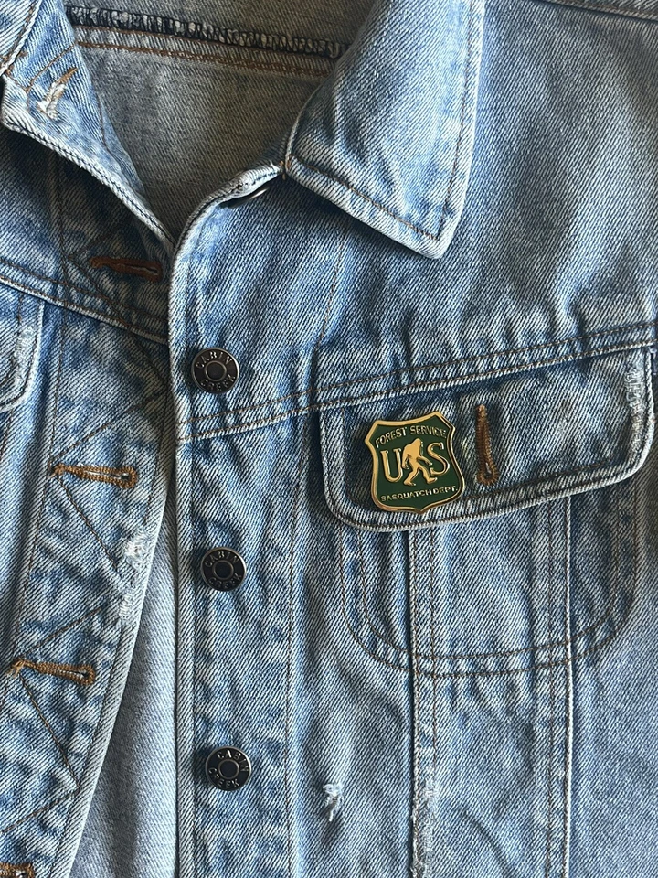 Servicio Forestal de Estados Unidos - Pin Sasquatch esmalte chapado en oro profundo - Excelente estado Foto 4 de 4