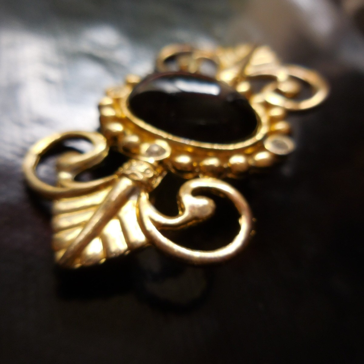 Broche Vintage Plaquée Or Avec Obsidienne Noire Et Saphir Blanc - Marque Blanche Porte - Occasion Collection