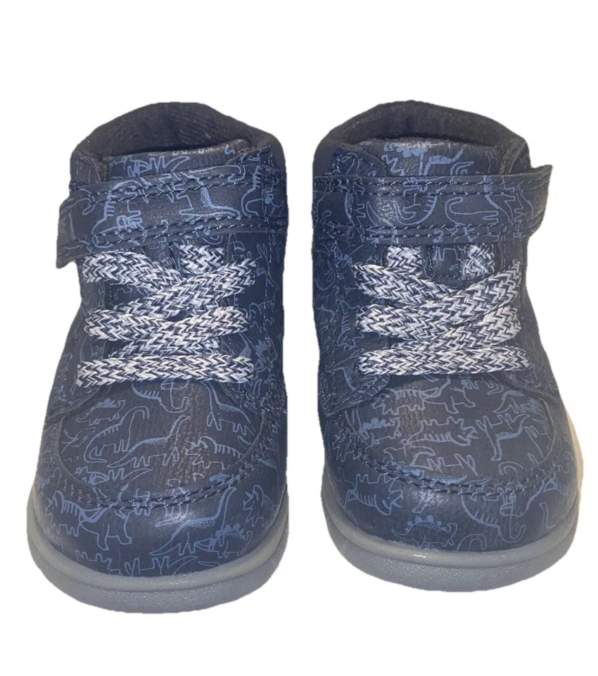 Botines Carter’s Just One You para niños pequeños azul marino de caña alta con correa estampado de dinosaurio Foto 4 de 4
