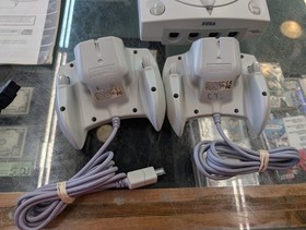 Sega Dreamcast HKT-3020 Game Console W/2 Controllers+Cables**DOESNT READ DISC***