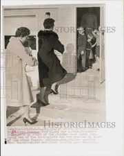 1963 Press Photo Two of the Fischer quints greeted at Aberdeen home by siblings