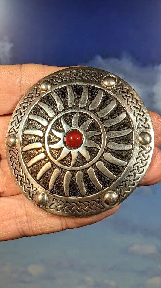 Peltre vintage San Justino, nudo celta con broche cabujón 67 mm, en caja. Foto 3 de 4