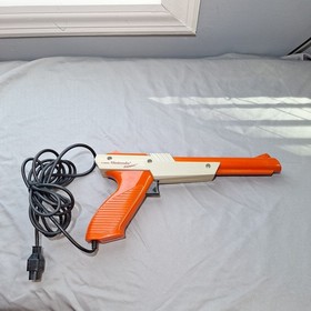 Nintendo NES-001 Console System w/ 1 Controller & Zapper &ndash; Untested *