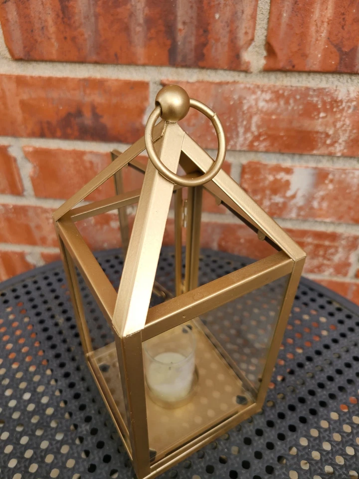 Linterna de Metal Dorado con Puerta Funcional y Candelabro Lados de Vidrio 9" de Alto Foto 3 de 3
