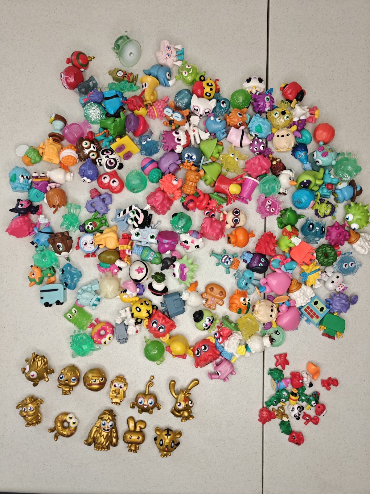 LOTE 187 figuras coleccionables Moshi Monsters Moshlings oro translúcido giro mixto