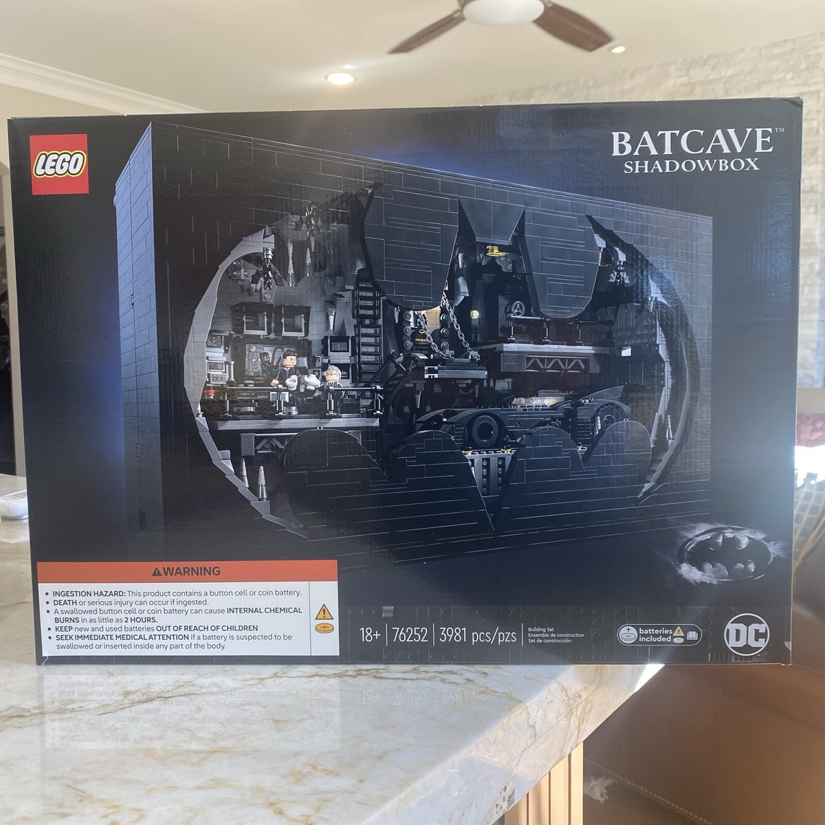 LEGO 76252 Batman DC Comics Super Heroes: Batcave – Shadow Box