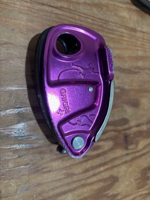 Petzl Gri Gri Plus +, muy poco usado, morado