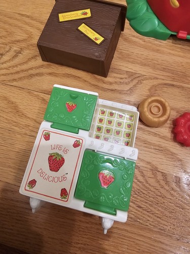 Vintage Strawberry Shortcake BERRY BAKE SHOPPE  Near Complete - Picture 7 of 11