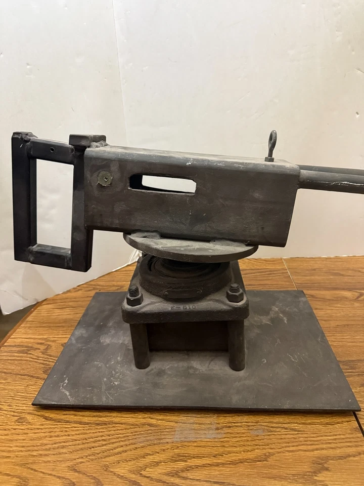 Escultura de arte de metal brutalista de colección de pistola de artillería antiaérea Foto 3 de 4