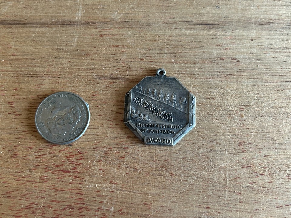 Pendentif Médaille Vintage Bicycle Institute Of America - FOB En Métal Argenté, Ancien Prix De Course Vélo