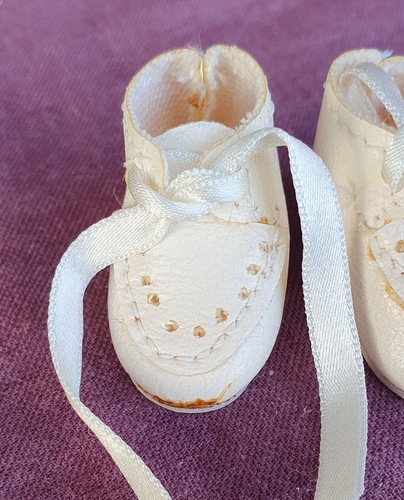 Babyschuhe (Puppenschuhe) mit Satinband, weiß, ~ 4 cm, B-Ware - Bild 2 von 4