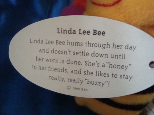 Crayola Linda Lee Bee Keychain Back Pack Clip 4" tall Plush Hallmark - Imagen 5 de 5