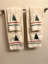St. Nicholas Square Kohl's 2 Bath 2 Hand Beige Holiday Snowflake Tree Towel Set