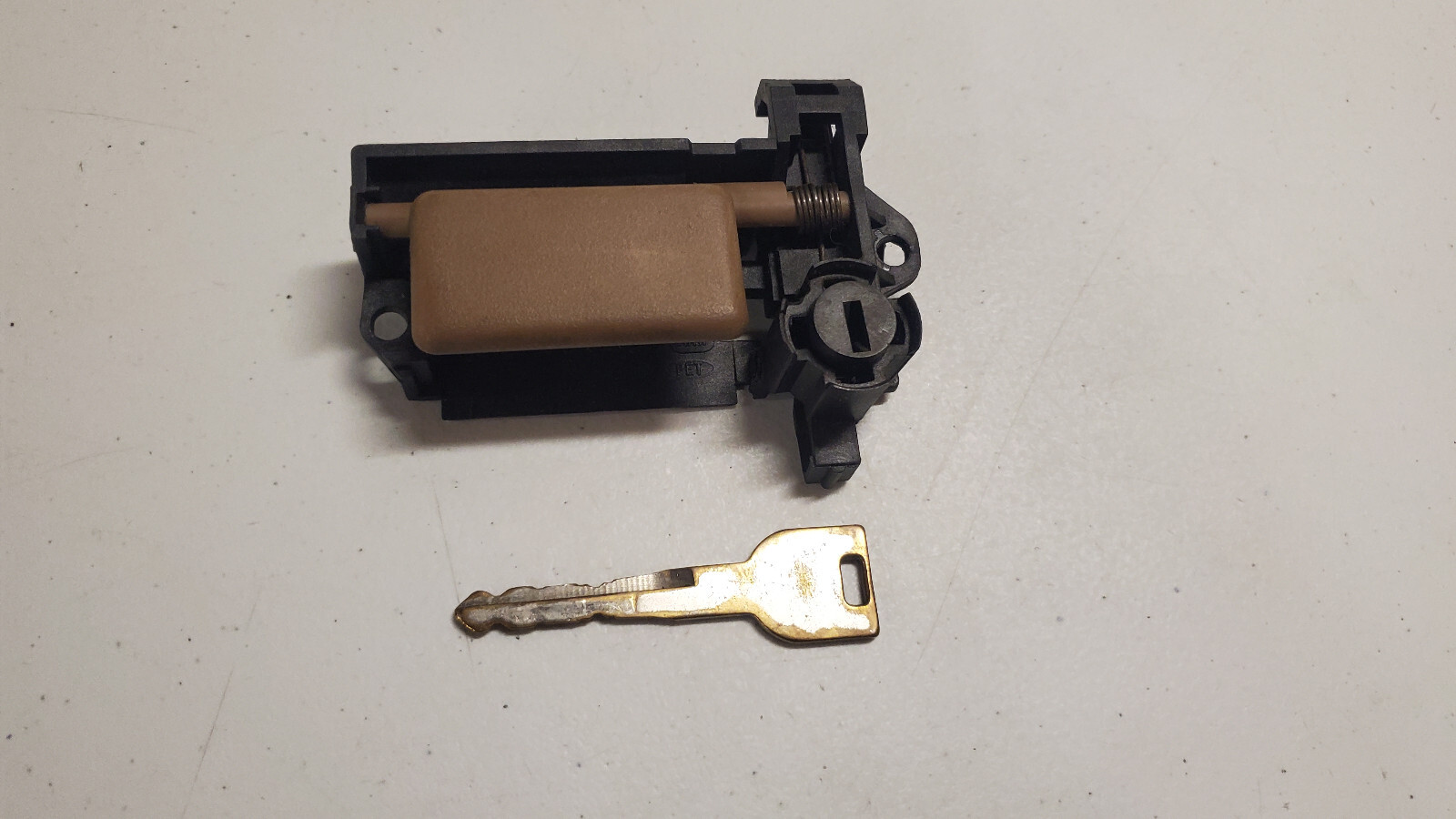 FORD F150 F250 F350 BRONCO RANGER GLOVE BOX LATCH LOCK BROWN w/ KEY 87