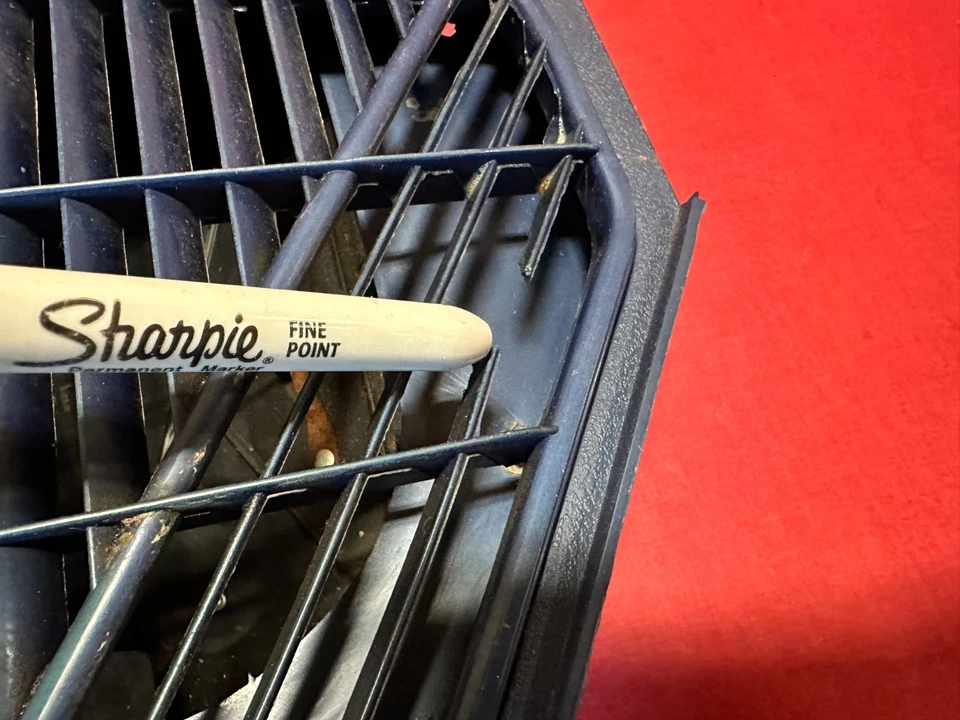 1969-1970 CHEVROLET IMPALA LH ДРАЙВЕРЫ KICKPANEL ВЕНТИЛЯЦИОННЫЙ СИНИЙ GM 8713152 69-70 - Изображение 3 из 4