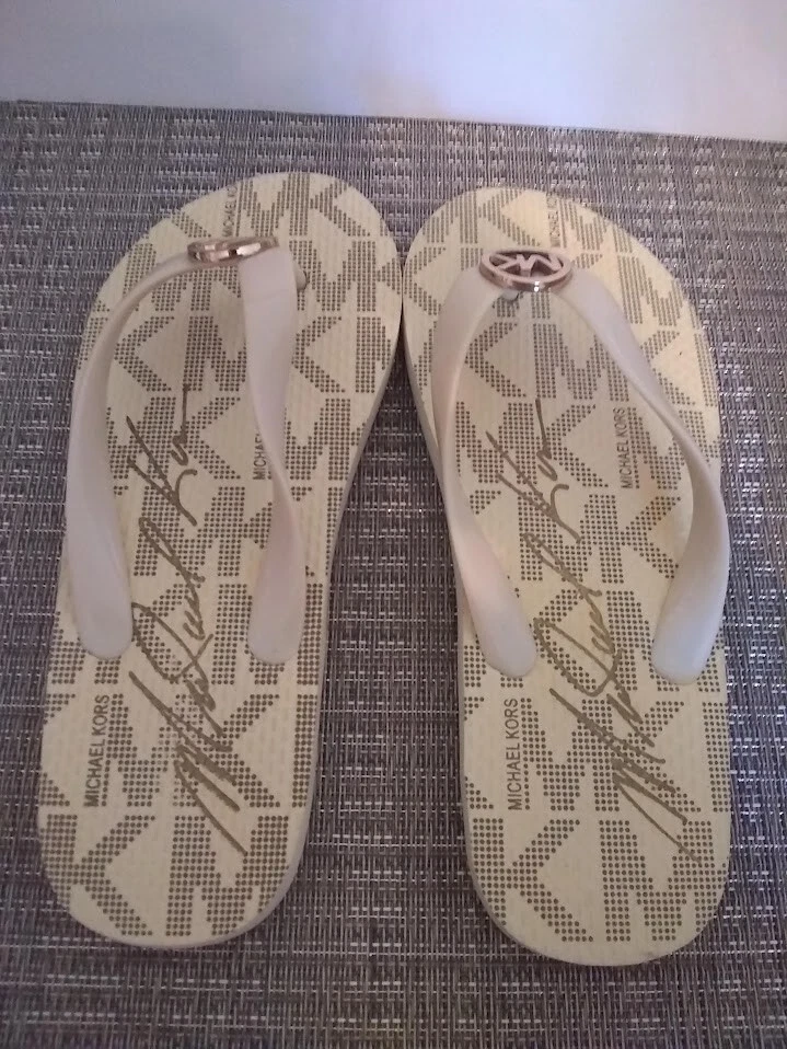 Chanclas Michael Kors Jet Set Signature Vainilla y Dorado Talla 5 M con Caja de Zapatos Foto 4 de 4