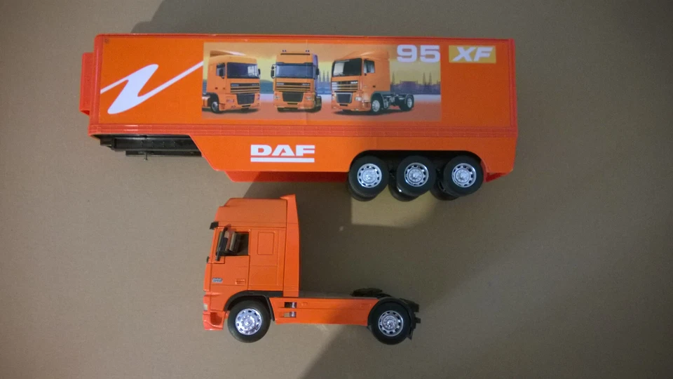 Modellino Statico DAF 95 XF 1998 Modellino CON RIMORCHIO New Ray - Immagine 2 di 4