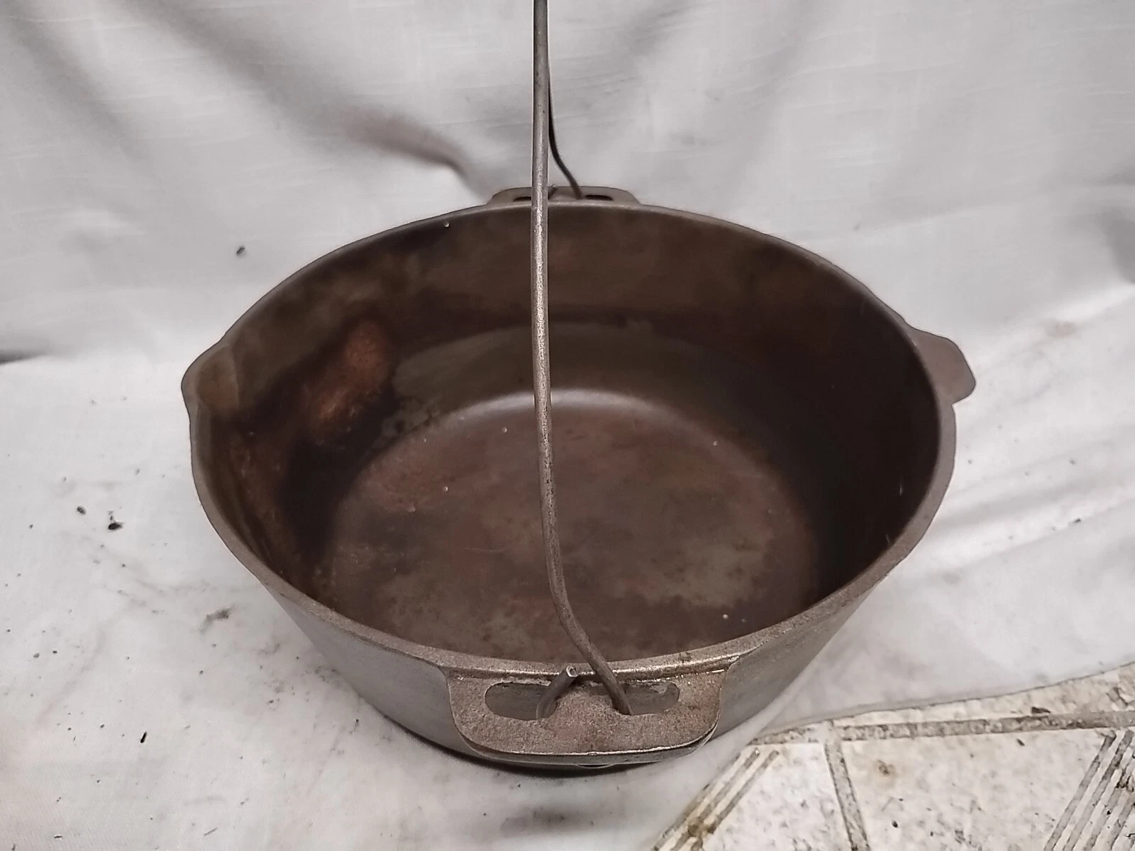 Vintage #8 G Dutch Oven Cast Iron Camp Fire Bean Pot with handle