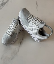 Women  s On Cloud Size 7 White And Gray Sneakers