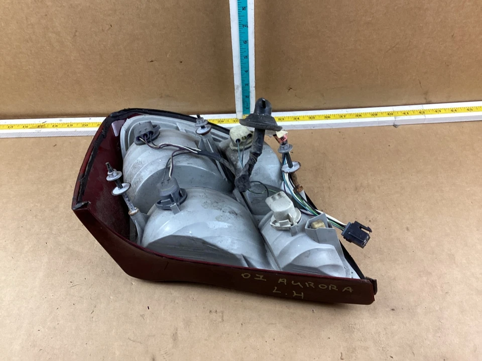 Oldsmobile Aurora 2001-2003 cuarto lado del conductor izquierdo cuarto de luz trasera montada en panel Foto 3 de 4