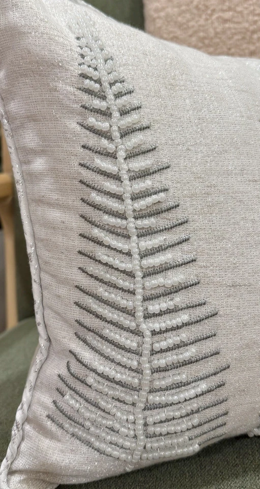 2 Almohadas Metálicas Celerie Bordadas con Cuentas Árbol de Navidad Marfil y Verde Lt Foto 4 de 4